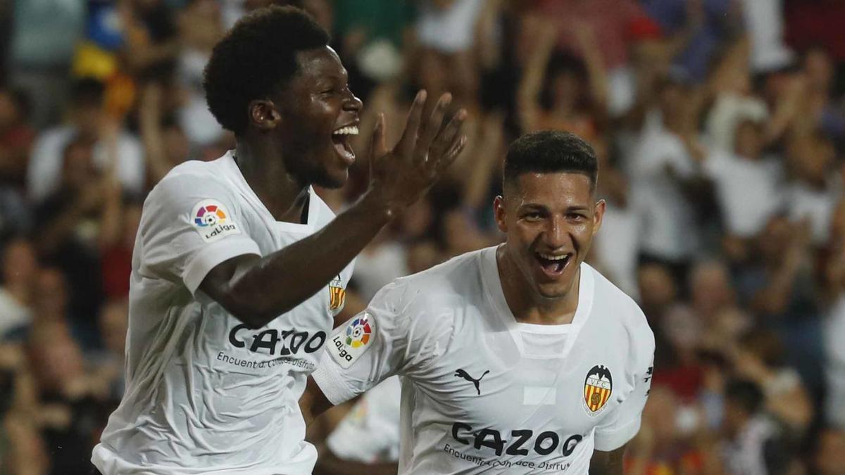 Yunus Musah celebra su gol 8anulado) contra el Atlético de Madrid. | FRANCISCO CALABUIG