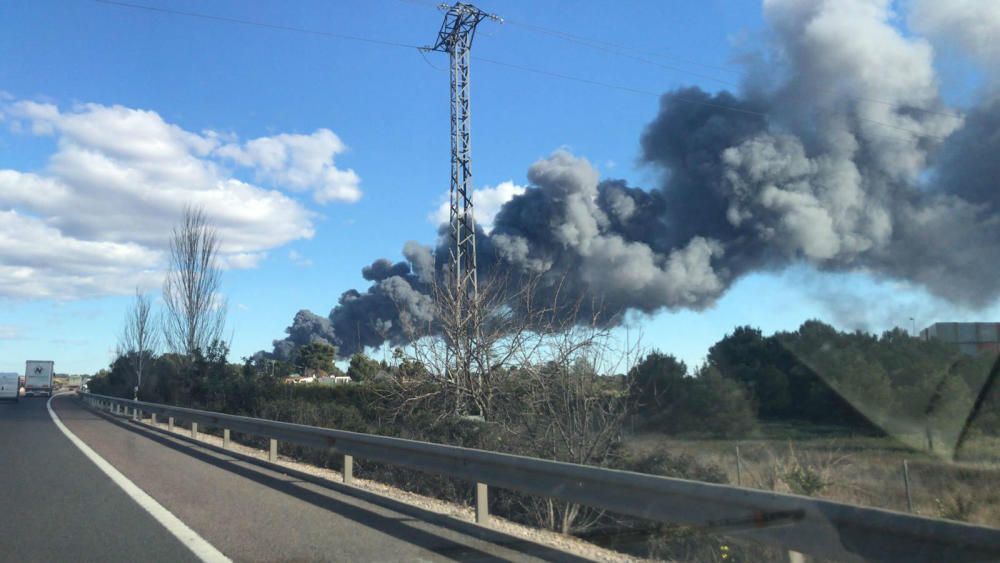 Un incendio arrasa una empresa de regalos en Manises