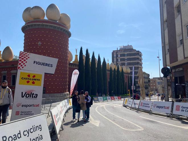 EN IMATGES | Figueres escalfa motors per a l'inici de la segona etapa de la Volta