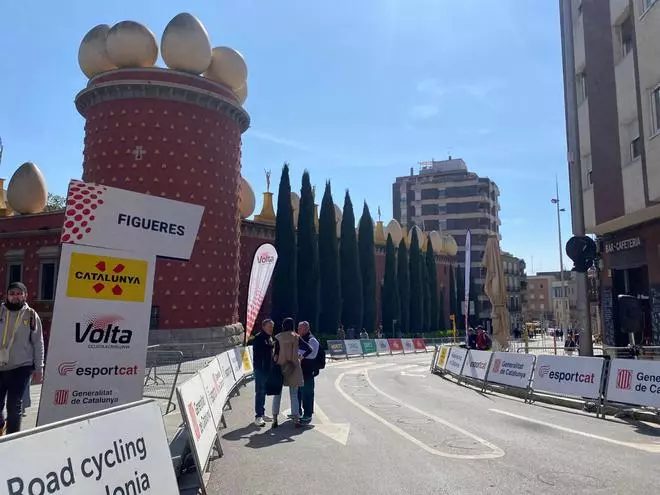 EN IMATGES | Figueres escalfa motors per a l'inici de la segona etapa de la Volta
