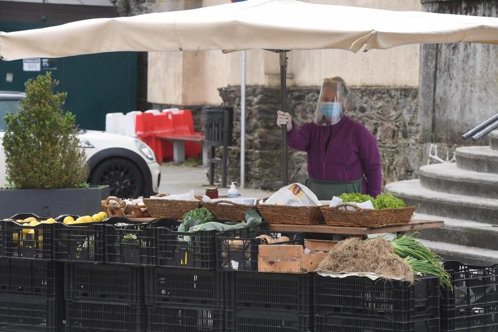 Una docena de vendedores de productos agroalimentarios de toda la comarca coruñesa acudieron a la plaza Irmáns García Naveira de Betanzos en el primer mercado semanal desde el inicio del confinamiento