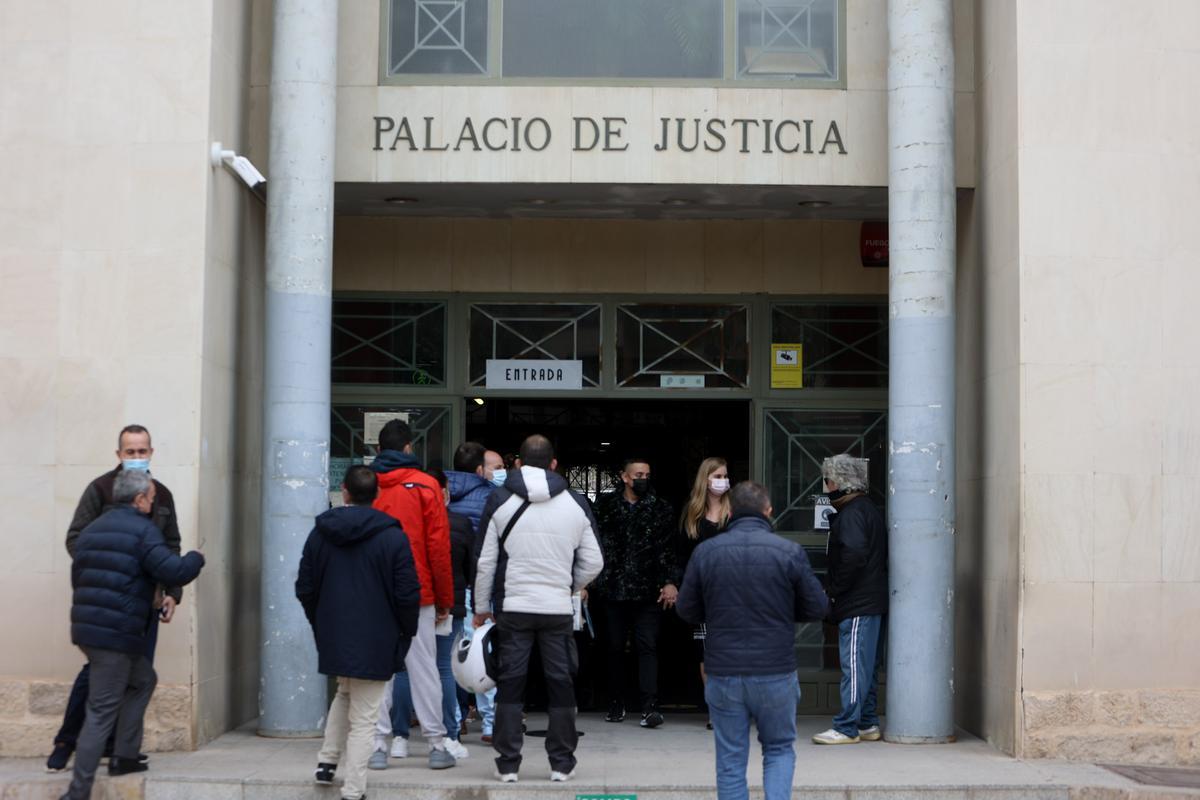 Gente esperando en la puerta de los Juzgados Benalúa en Alicante