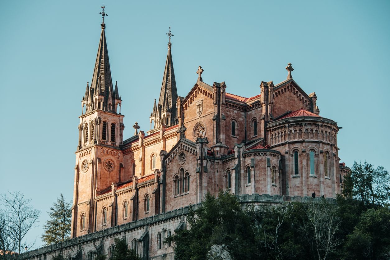 El peculiar color rosado de la fachada de la basílica se debe a la piedra rosácea marmórea que se utilizó para su construcción