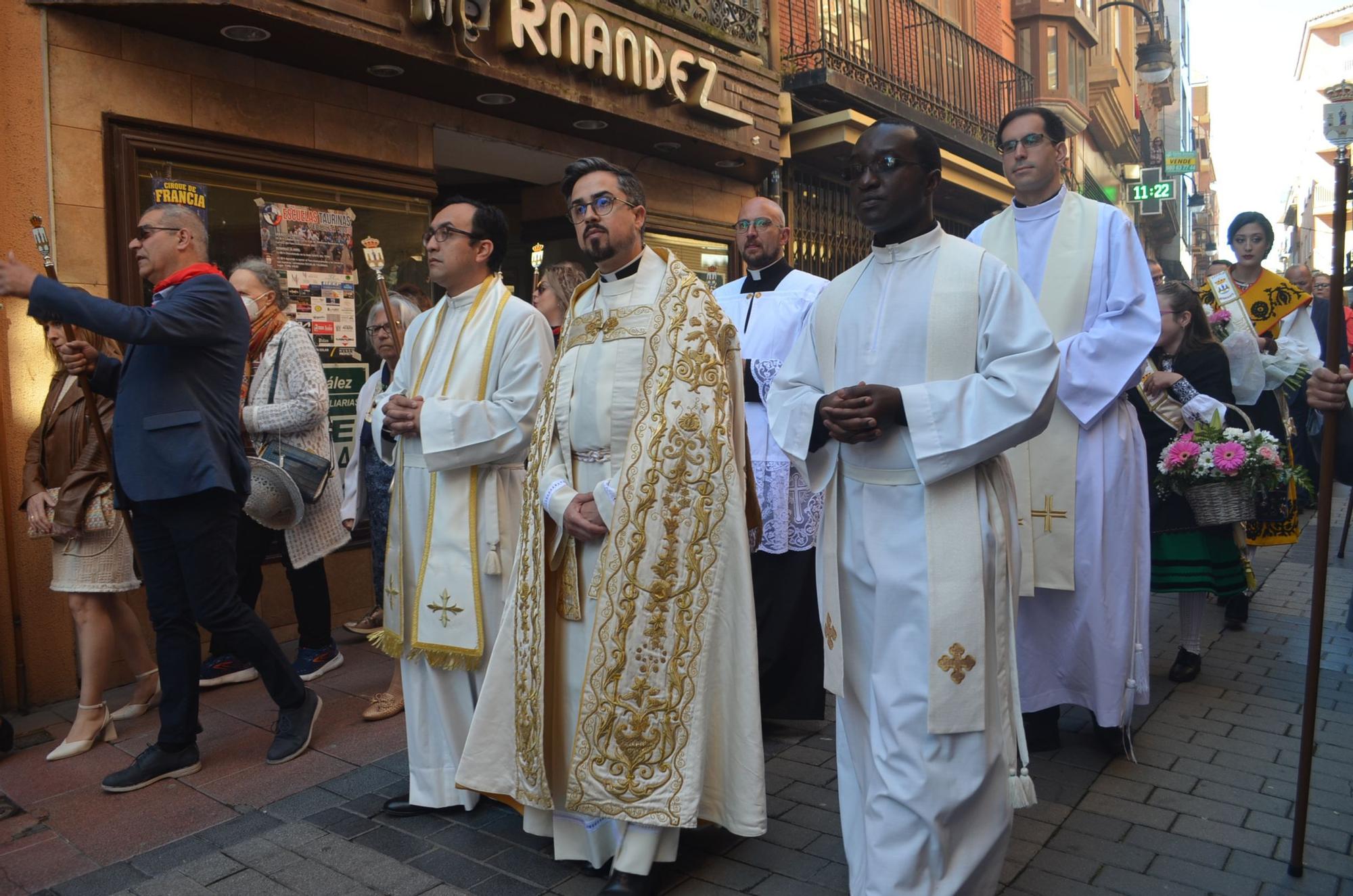 Fiestas de la Veguilla en Benavente: La patrona procesiona blindada por las doce peñas oficiales