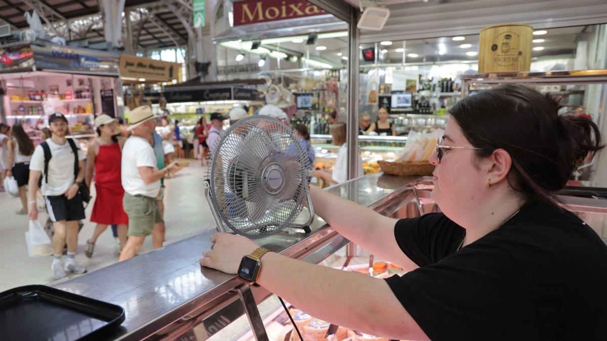 Los puestos del Mercado Central limitan el género para que no se estropee por el calor