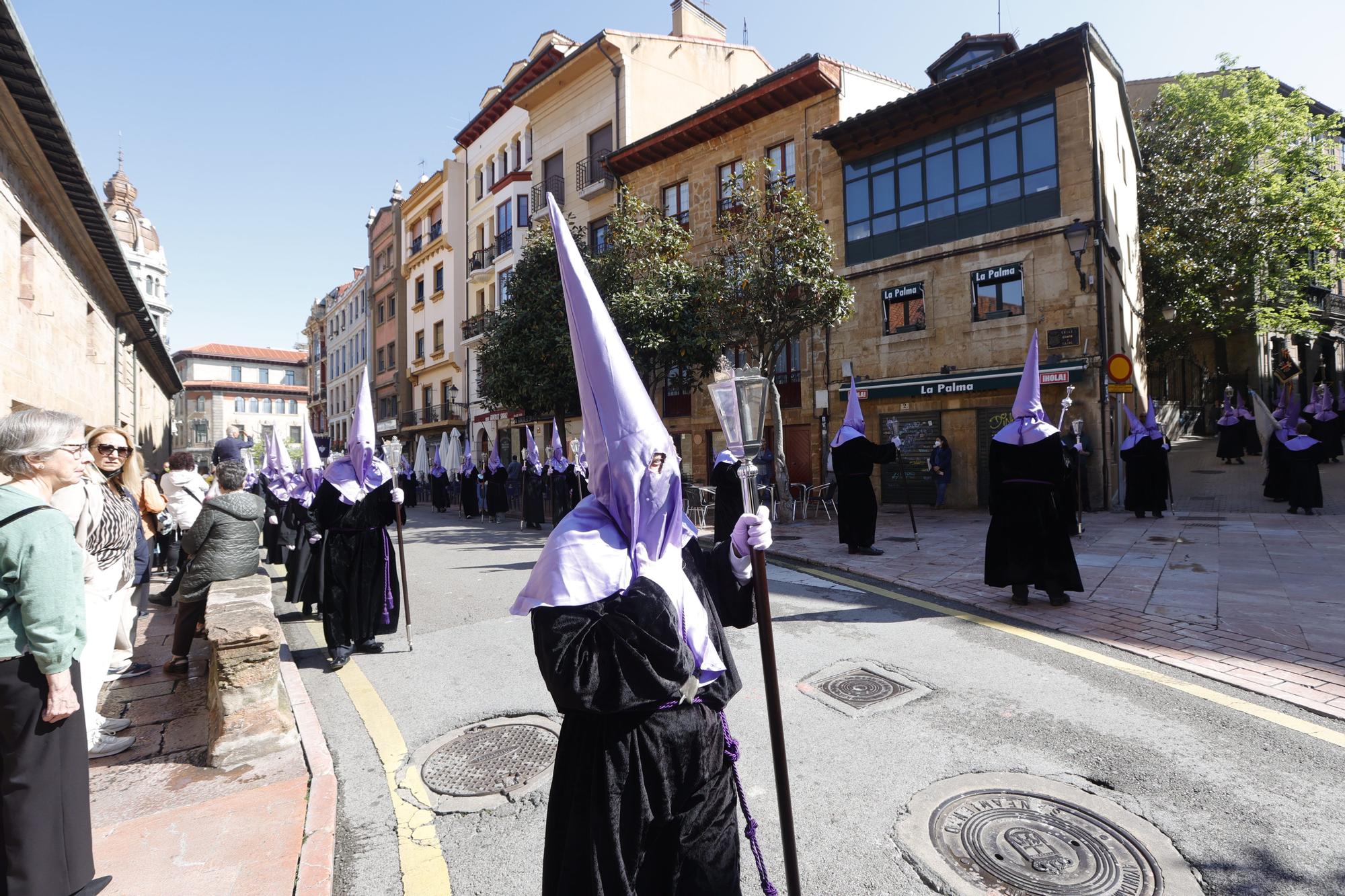 EN IMÁGENES: Así fue la procesión de la Soledad en la Semana Santa de Oviedo