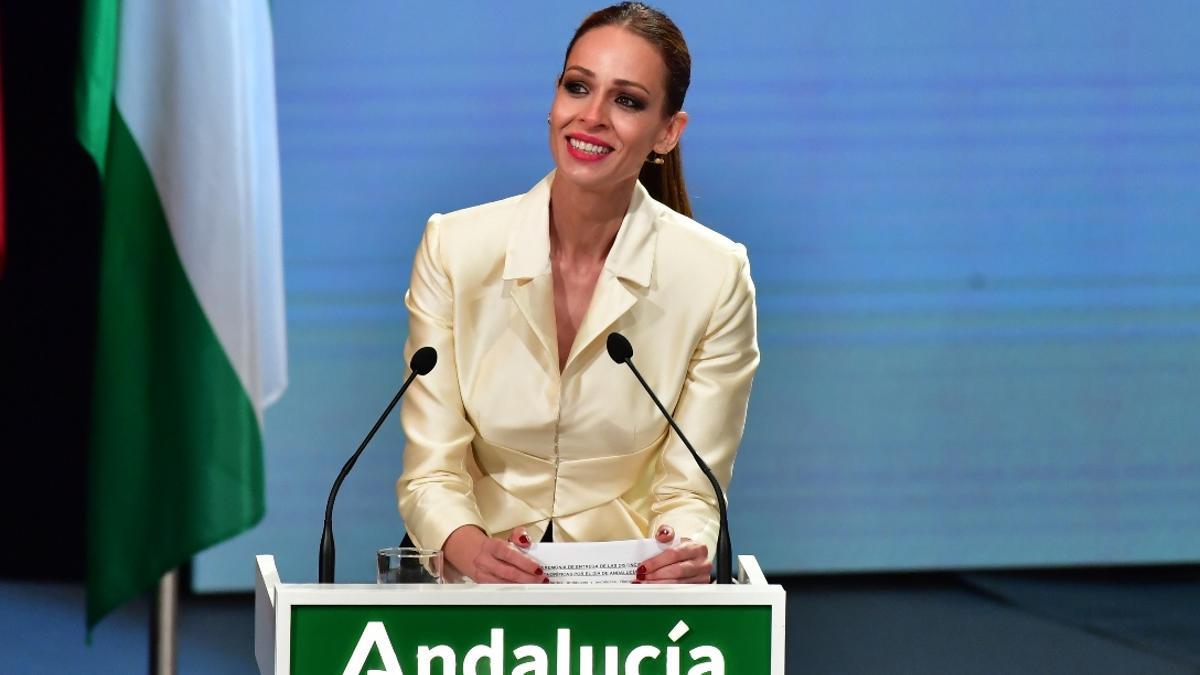 Eva González, muy emocionada en la entrega de medallas del Día de Andalucía