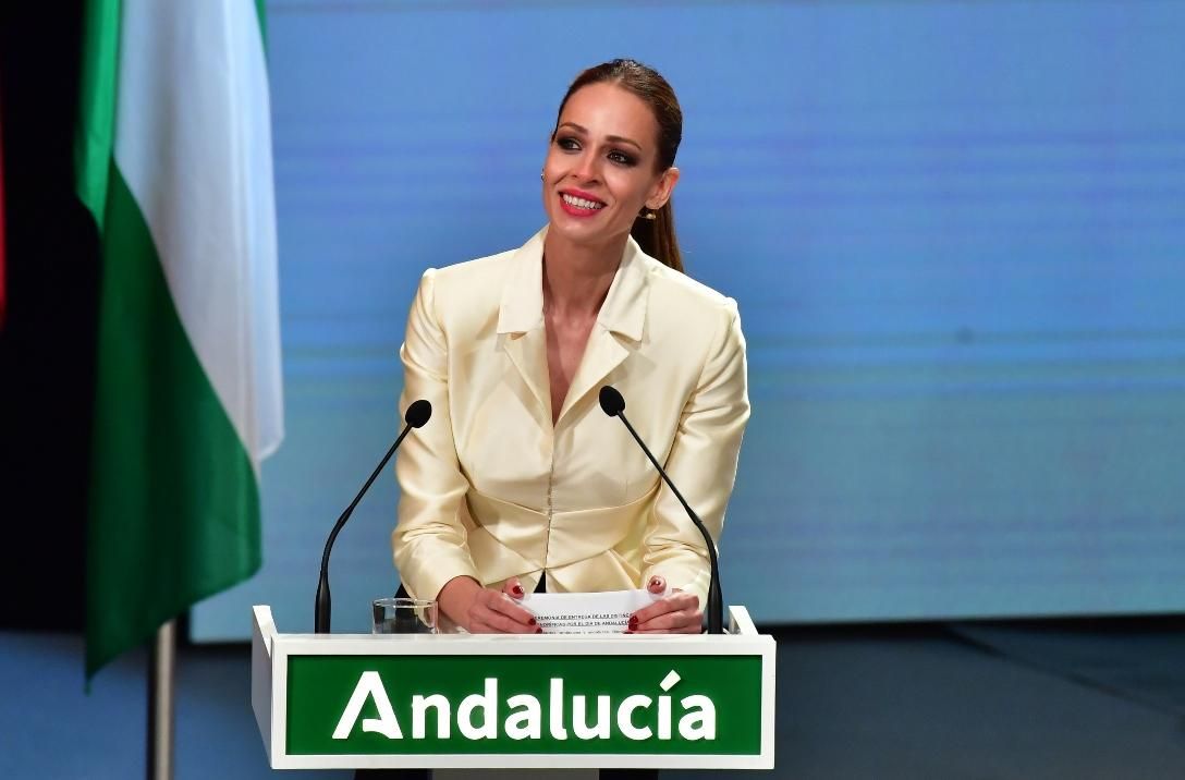 Eva González, muy emocionada en la entrega de medallas del Día de Andalucía