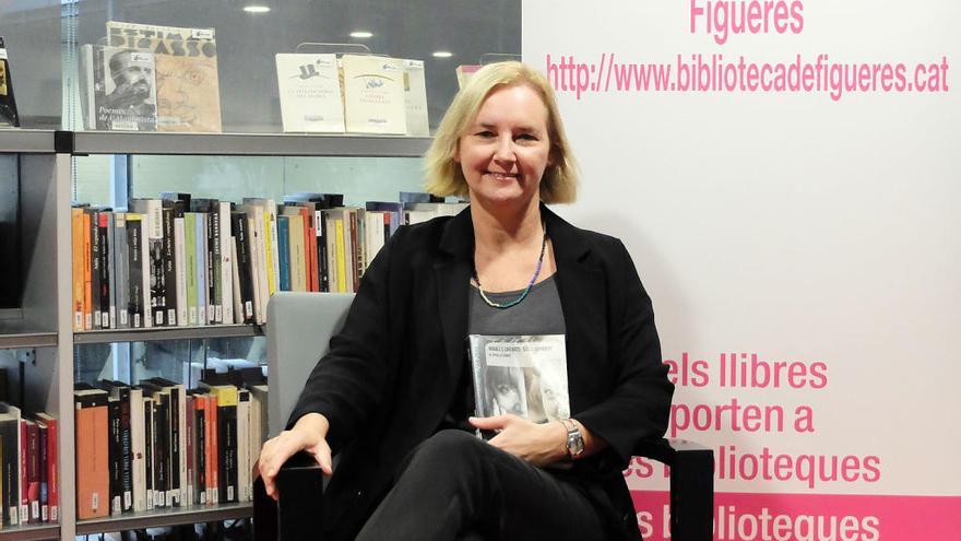 L&#039;escriptora i crítica literària Maria Àngels Cabré, a la biblioteca