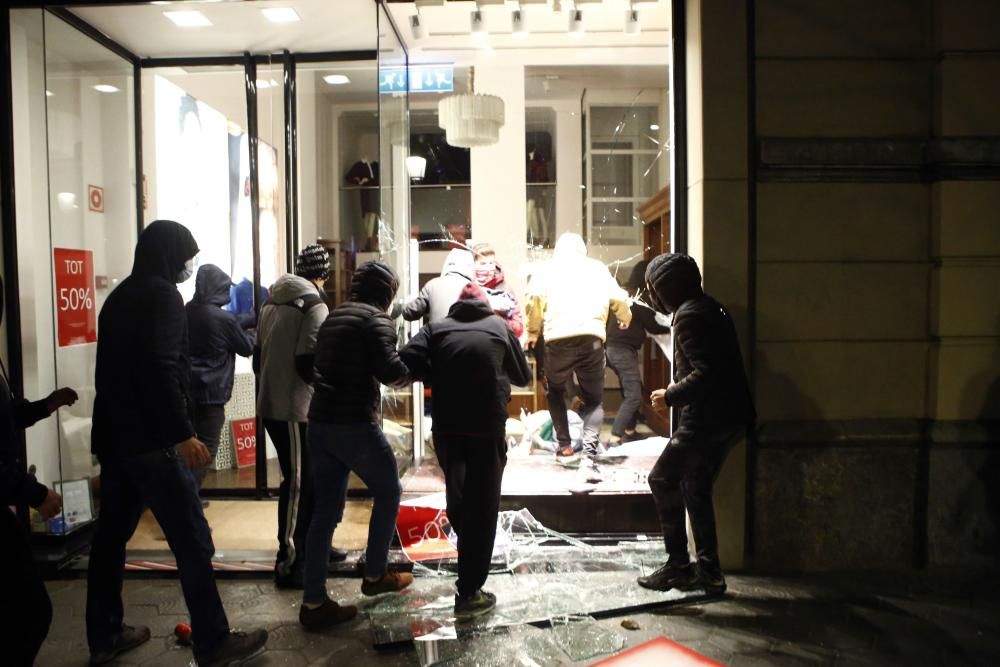 Disturbios y saqueos en las protestas por Pablo Hasél en Barcelona.