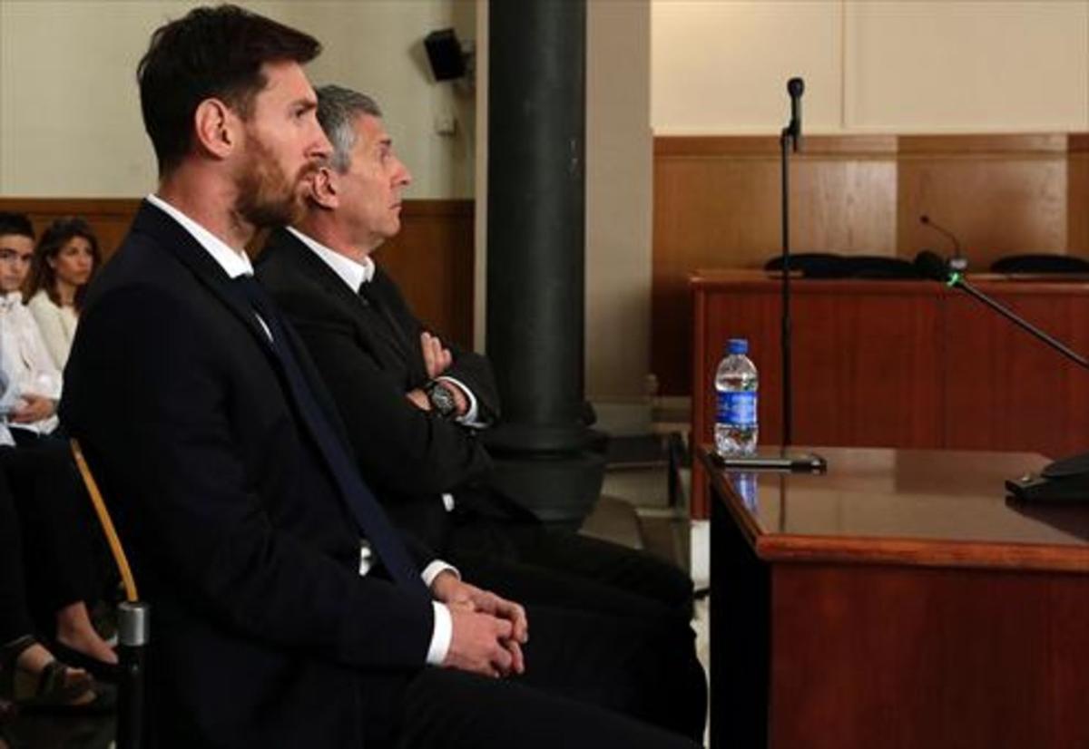 Leo Messi i el seu pare durant el judici