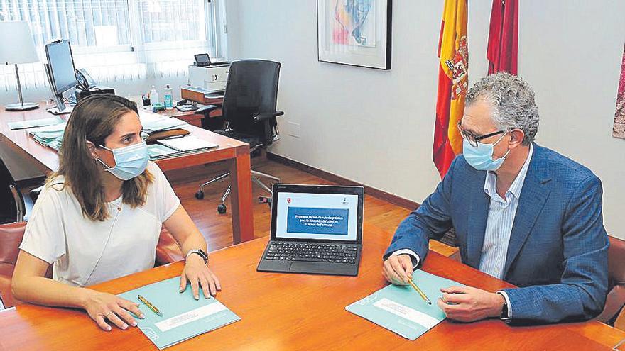 Paula Payá junto al consejero Juan José Pedreño.