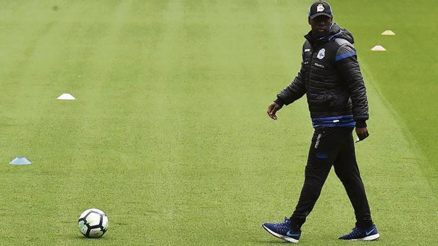 Clarence Seedorf, ayer sobre el césped del estadio de Riazor.