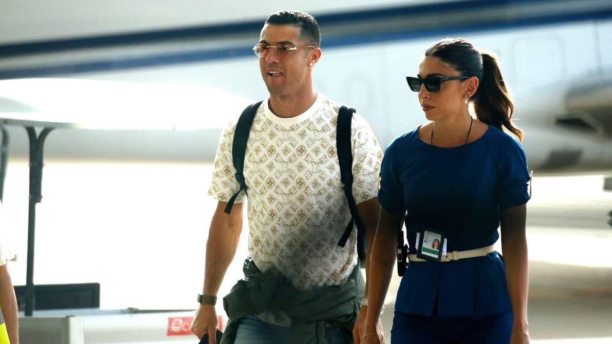 Georgina y Cristiano Ronaldo saliendo del aeropuerto