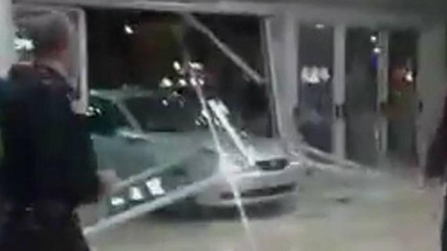 Ladrones empotran un coche en un centro comercial en Barcelona