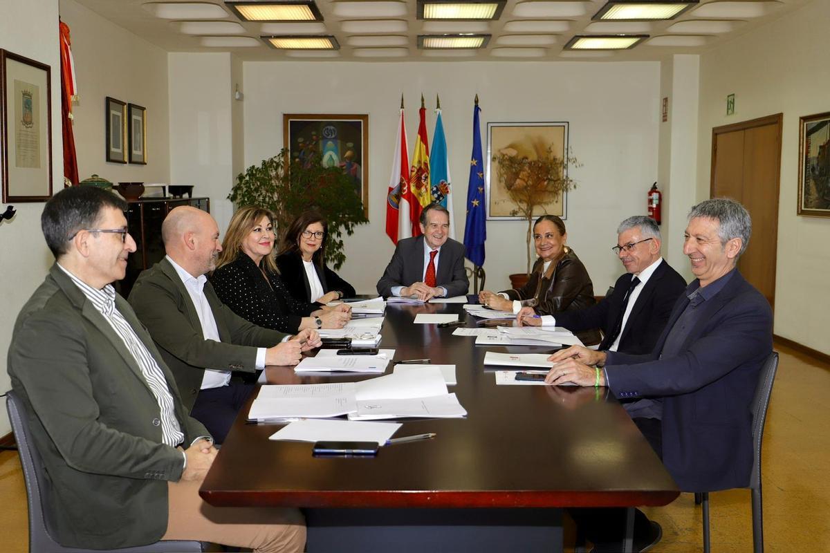 El alcalde preside la segunda reunión de la empresa municipal de vivienda.