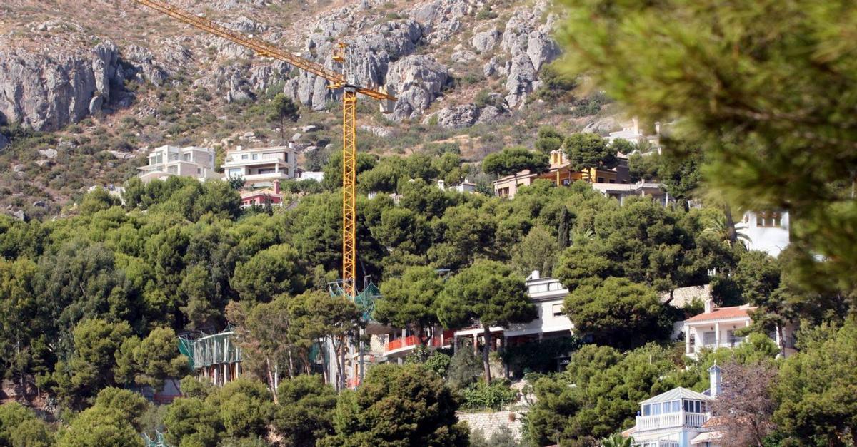 Obras de construcción en Pinares de San Antón. | GREGORIO TORRES