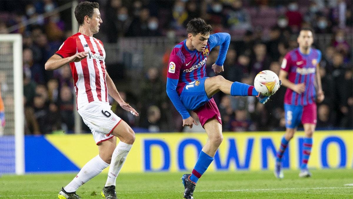 Pedri, en una acción con Mikel Vesga en la goleada 4-0 de la pasada temporada