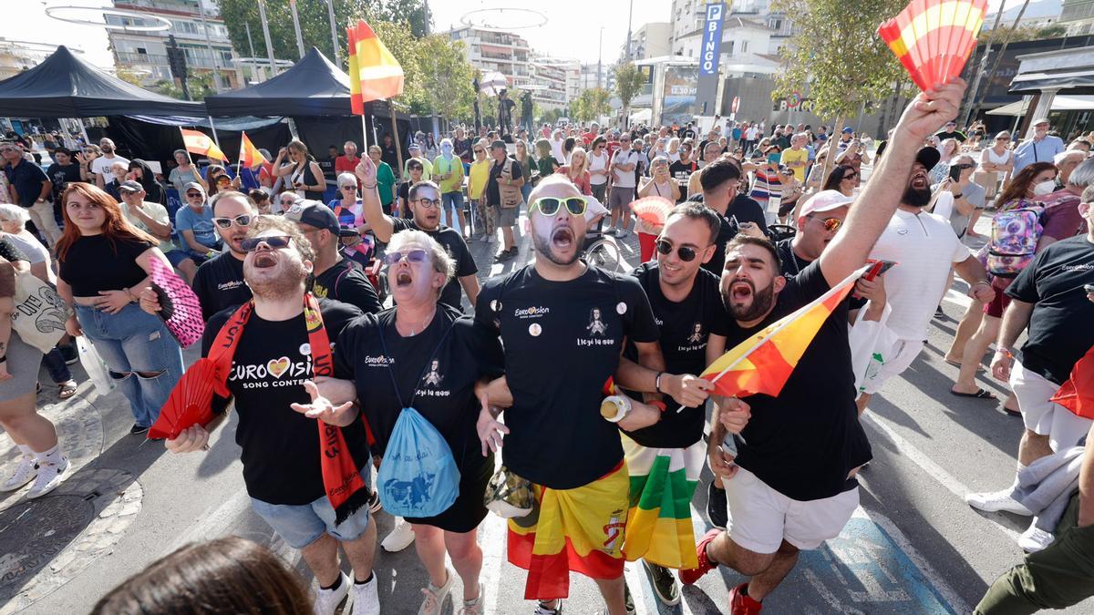 Eurofans en el comienzo de la fiesta de Eurovisión de Benidorm.