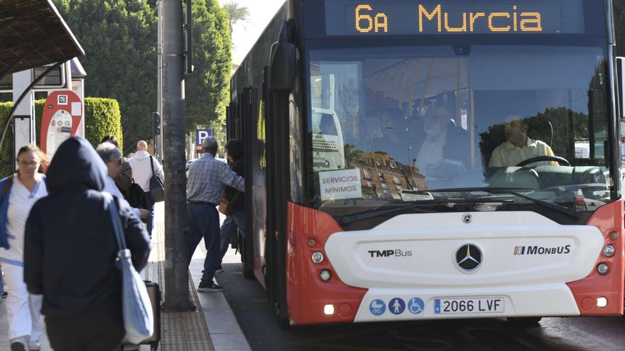 Concentración para defender el transporte público murciano