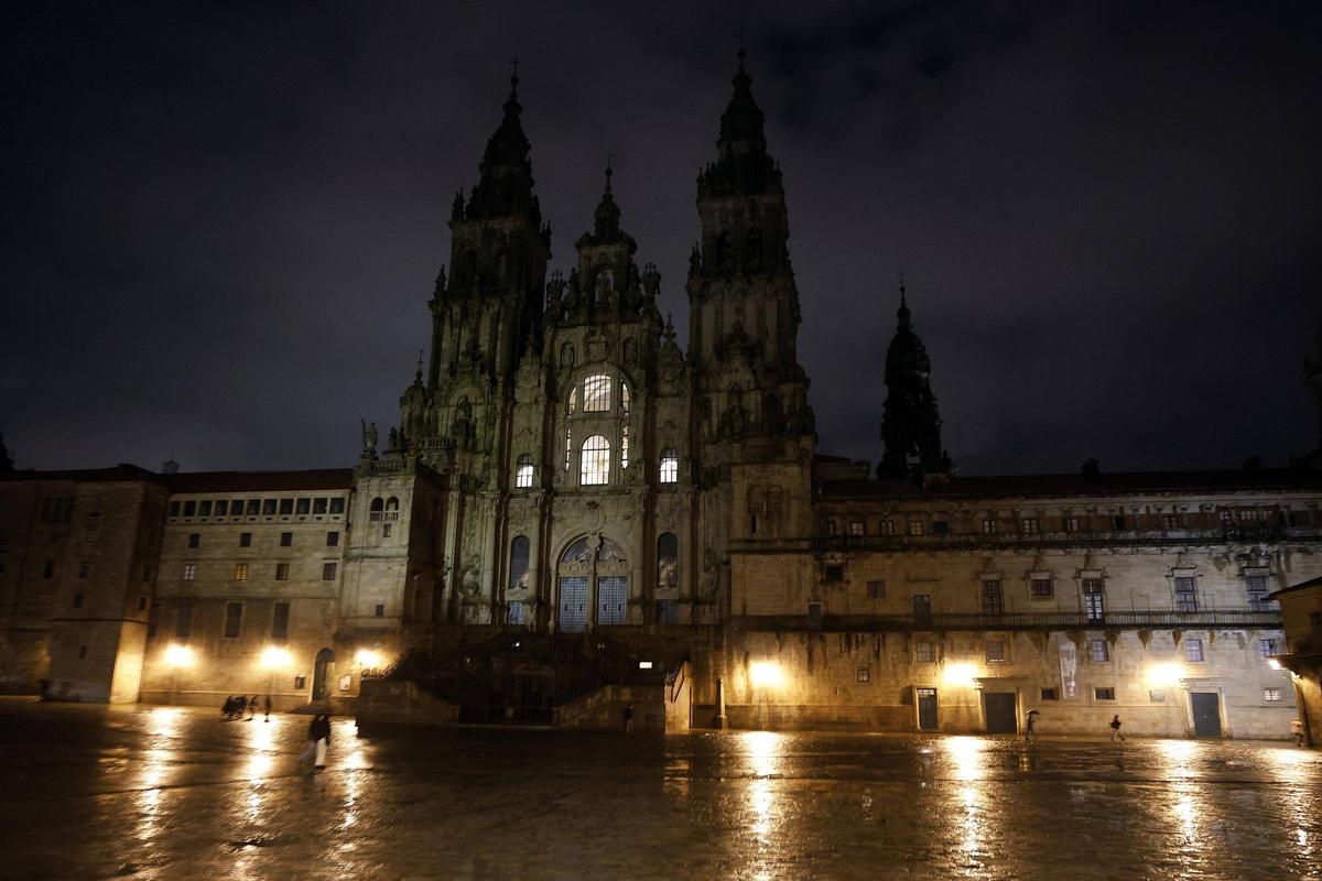 Panorámica actual da iluminación nocturna da Catedral e da Praza do Obradoiro