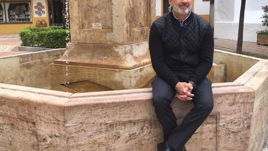Manuel Lavigne, apoyado en la fuente de la plaza en la que se encuentra la iglesia de La Encarnación, donde leerá el pregón.