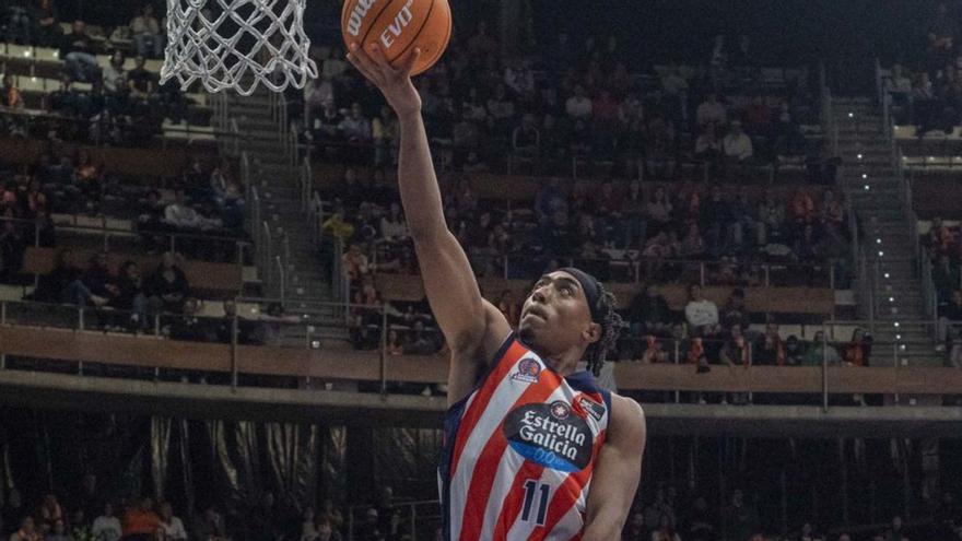 Brandon Taylor entra a canasta. | Iago López