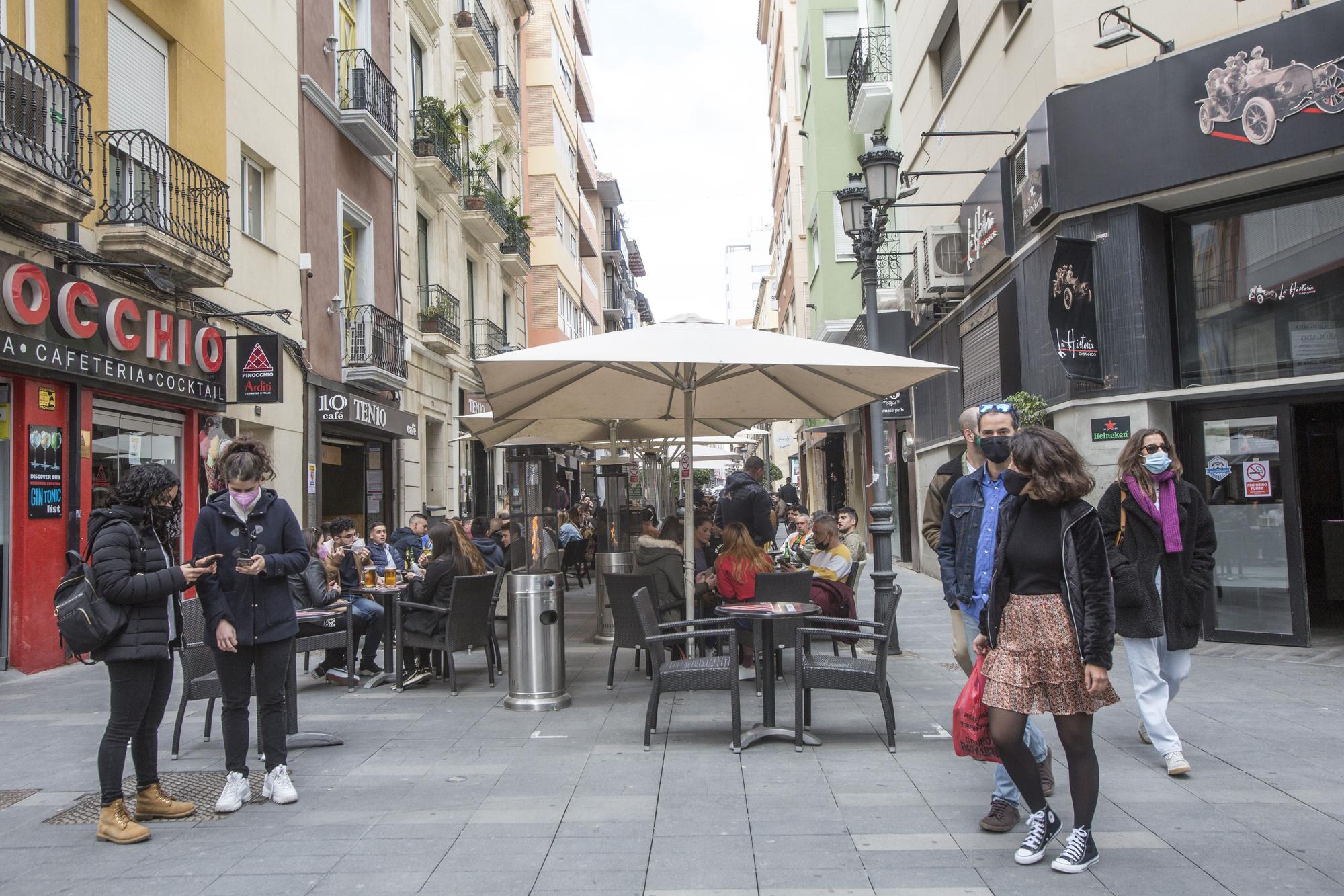 Lleno en las terrazas del centro de Alicante el primer fin de semana de apertura