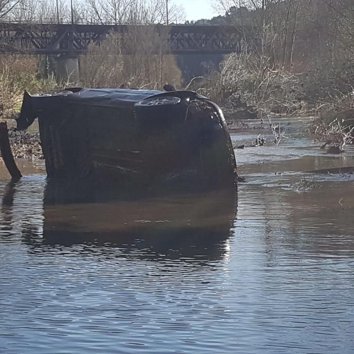 Els treballadors del Kayak del Ter van retirar ahir el vehicle localitzat el juliol