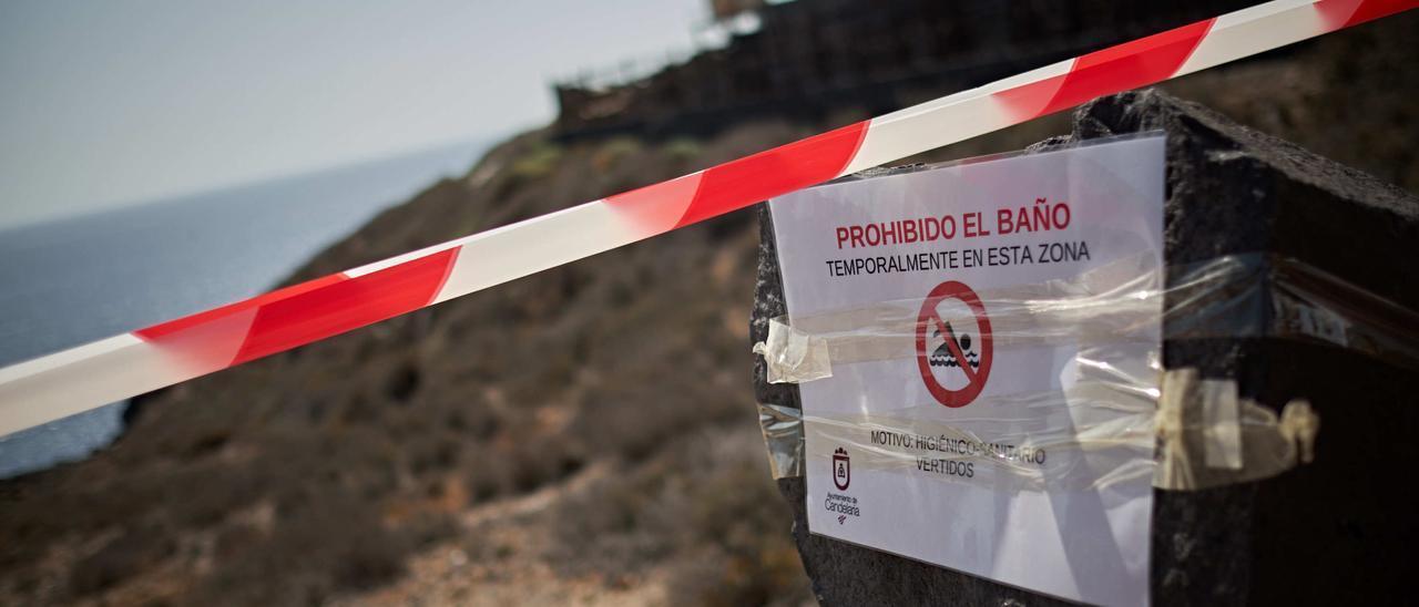 Una playa cerrada al baño por vertidos.