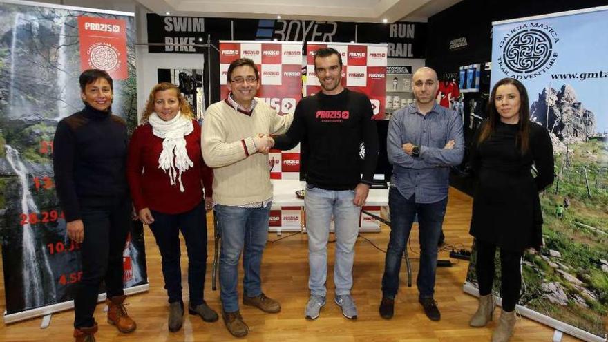 Antonio Barreira, organizador de la Galicia Máxica, y Ricardo Bomtempo, de Prozis, se dan la mano. // Marta G. Brea