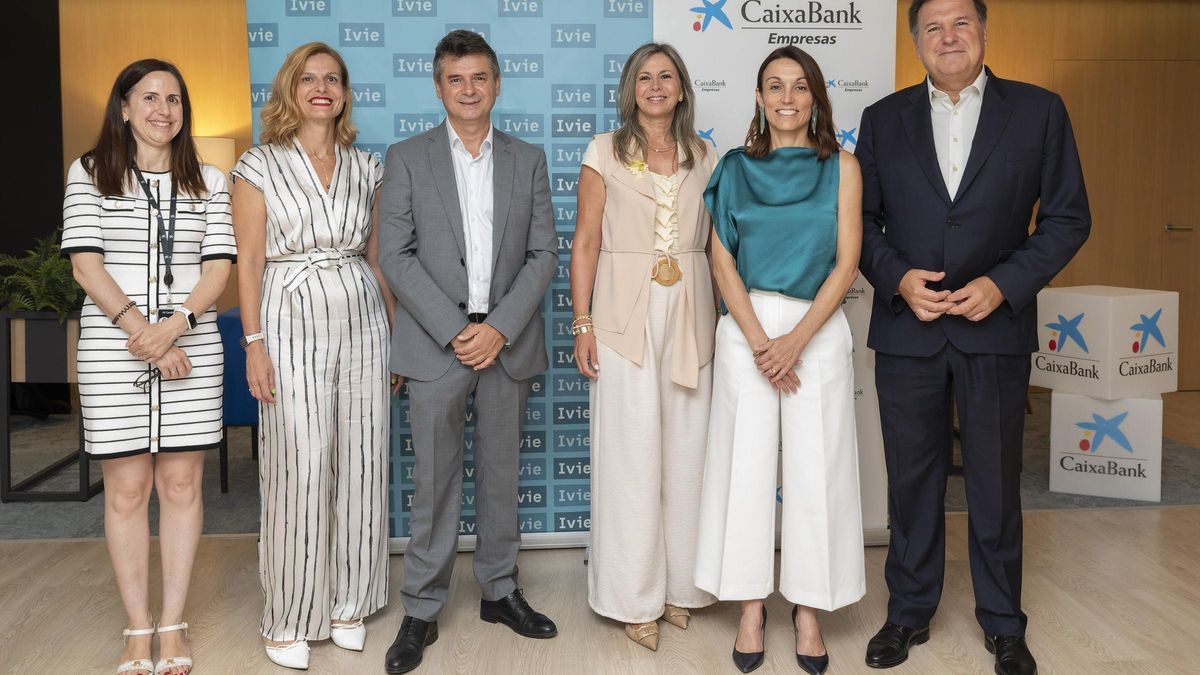 Firma del acuerdo entre Caixabank e Ivie.