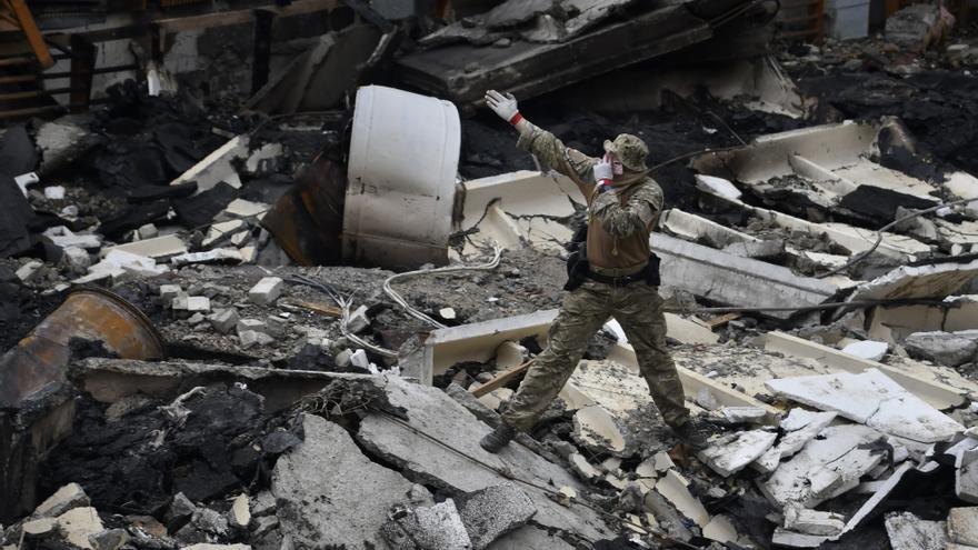 Un ataque con misiles en Kiev deja varias víctimas entre los escombros