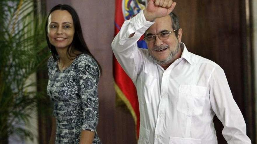 Timochenko, líder de las FARC, saluda junto a una guerrillera antes de declarar el alto al fuego y poner fin a 52 años de violencia en Colombia. // Efe