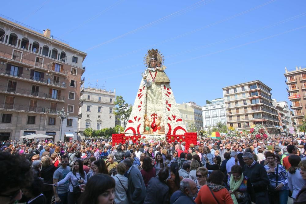 Miles de personas han acudido este lunes a visitar a la Virgen de los Desamparados