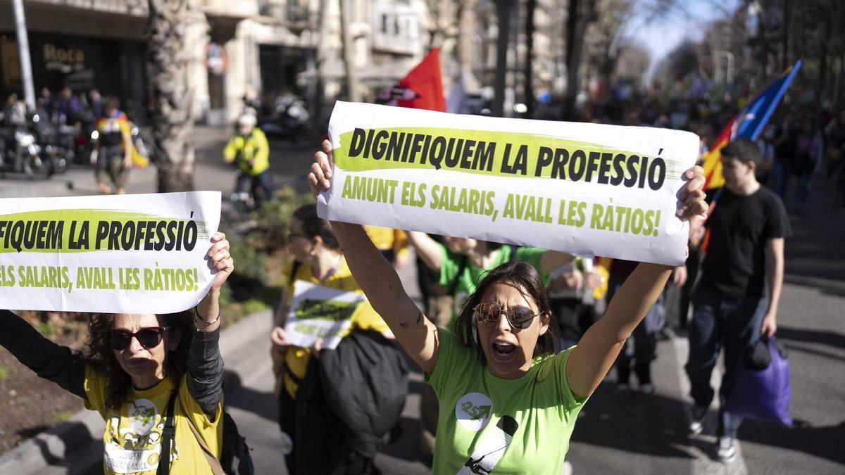 El Govern ofrece un aumento de 1.500 euros anuales a los profesores catalanes tras la huelga histórica del 11 de febrero