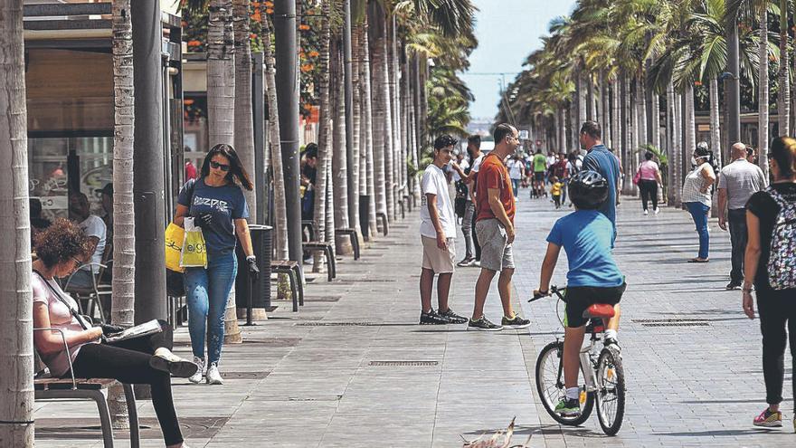 Transeúntes pasean por la Avenida de Canarias, en Vecindario.