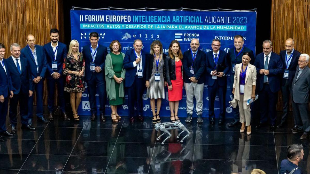 Foto de familia de ponentes y organizadores del II Fórum Europeo de Inteligencia Artificial.