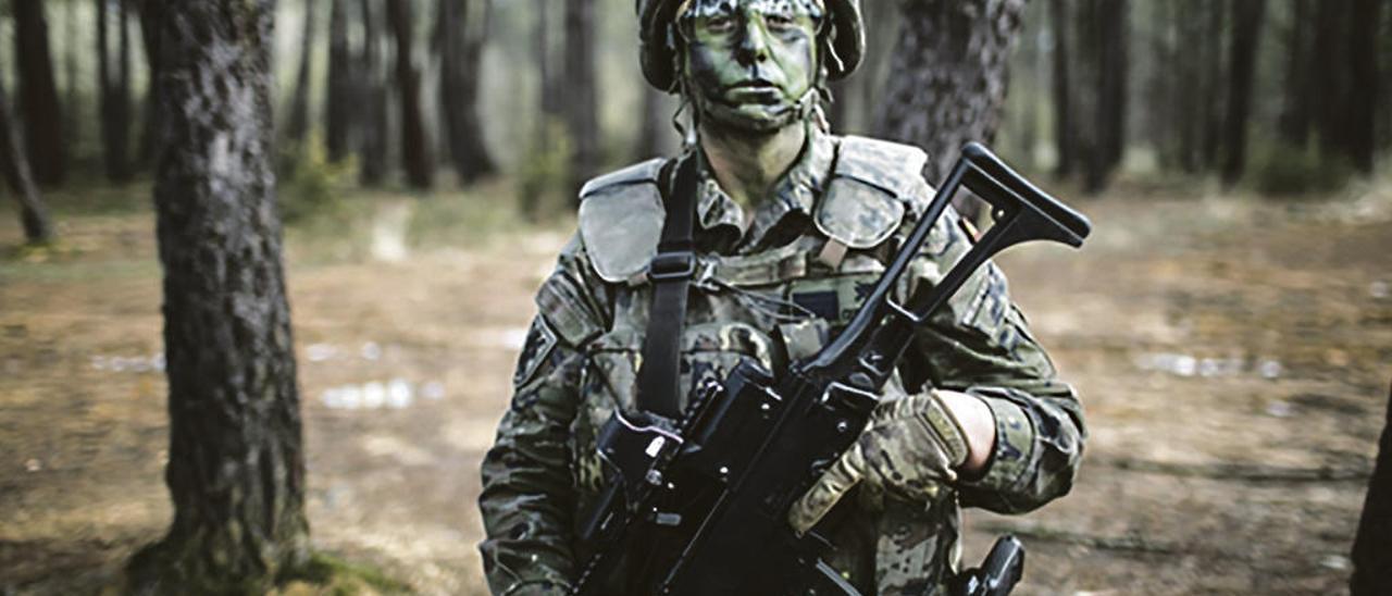 Irene estefanía cervantes, sargento de infantería, en un entrenamiento de tiro.