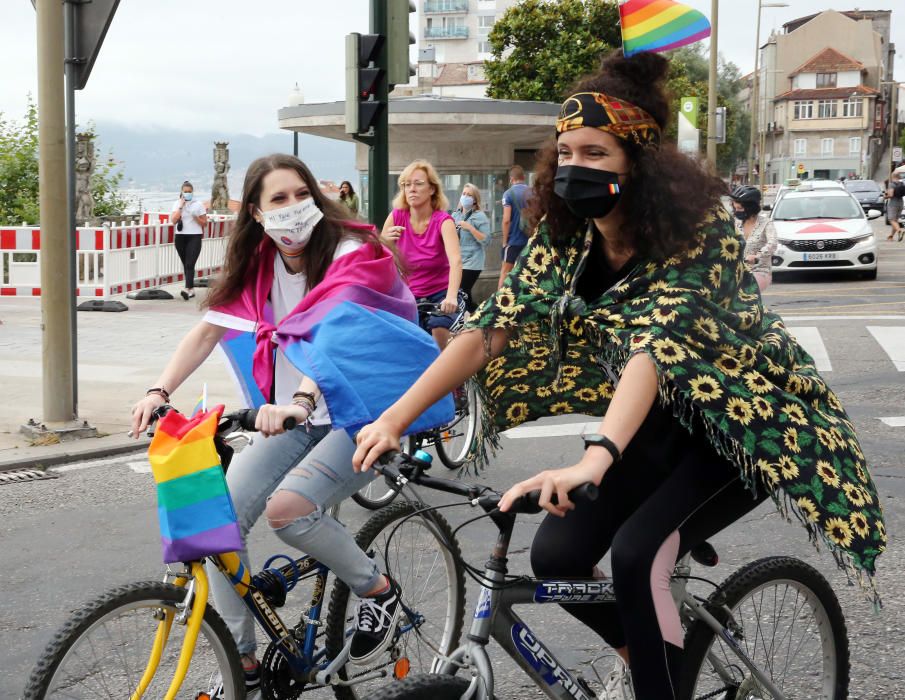 Una multitud de vigueses y viguesas participan en la concentración en bicicleta para celebrar el Día del Orgullo LGTBI