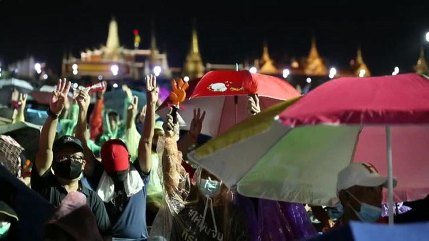 Una multitudinaria protesta reta al Gobierno y a la monarquía en Tailandia