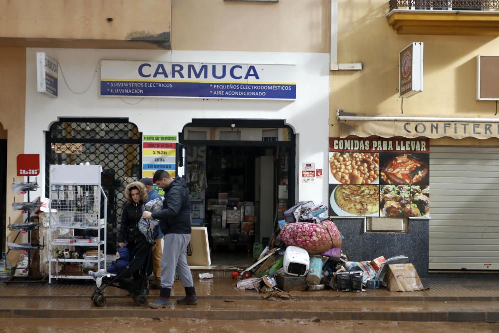 Un comercio, afectado por la crecida del agua