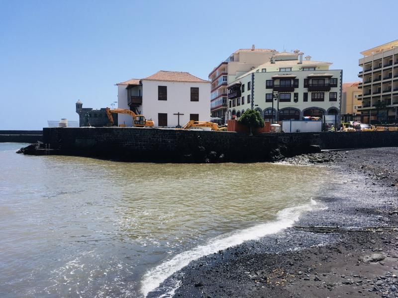 Vertido incontrolado de las obras anexas al muelle Puerto de la Cruz 25/05/20  | 25/05/2020 | Fotógrafo: María Pisaca Gámez