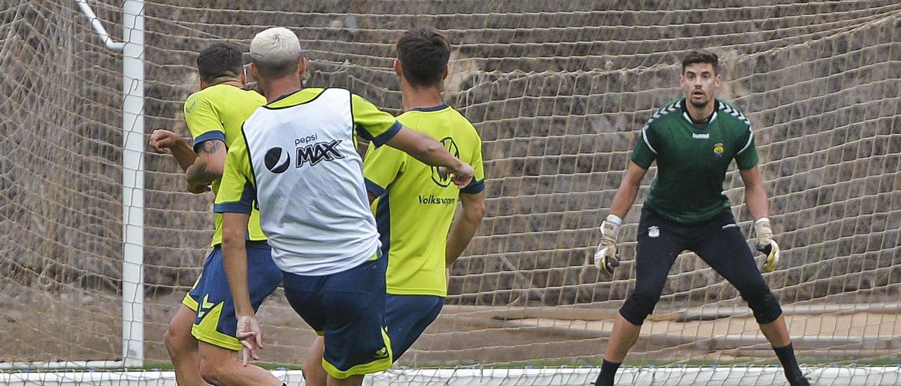 El portero Raúl Fernández –derecha– observa el balón lanzado por Benito Ramírez durante el entrenamiento del miércoles en Barranco Seco. | | JOSÉ CARLOS GUERRA