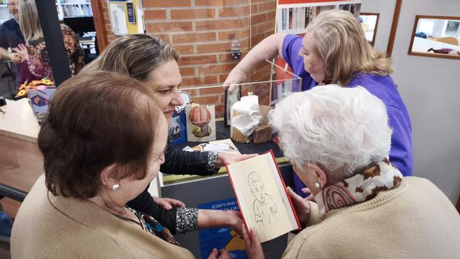 Mar de Niebla celebra el Día del Libro en La Camocha con "Refugios de papel", en imágenes
