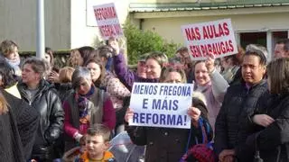 Santa Comba sale a la calle para reclamar la reforma integral de un colegio con 50 años