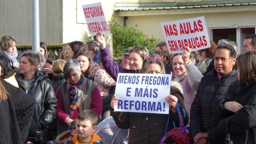 Familias con alumnos en la concentración ante el colegio Barrié de Santa Comba