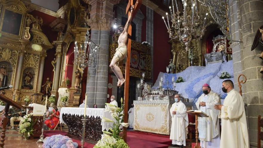 La Virgen del Pino baja del camarín