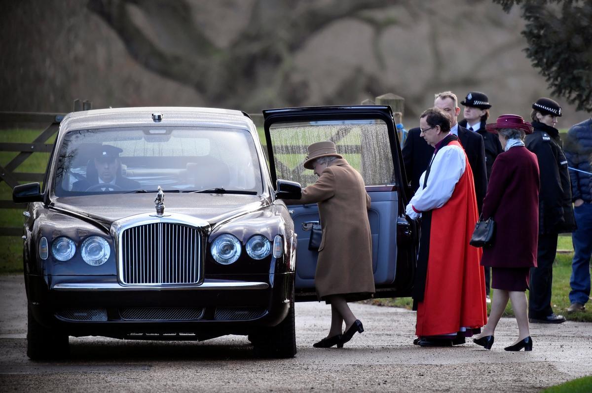 La Reina Isabel II montando en uno de sus coches, un Bentley Bentayga de 2015.