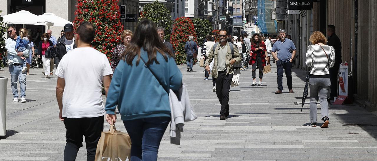 Gente paseando en el centro de Vigo